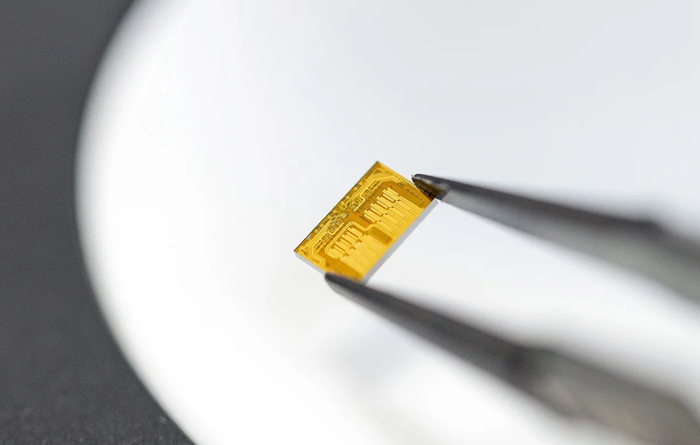 Khi laser được “đưa lên cùng bàn” với chip AI: bước ngoặt của mạng quang thế hệ mới