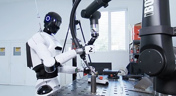 Trung tâm huấn luyện robot kết hợp thế giới thực và mô phỏng