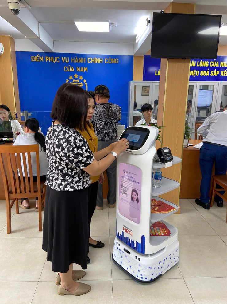 Ứng dụng robot tại các trung tâm hành chính Việt Nam: Bước chuyển mình của chính quyền điện tử
