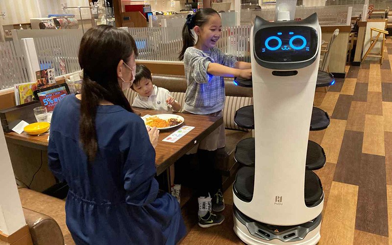 Robot phục vụ: Tương lai của dịch vụ công và thị trường tiêu dùng đến năm 2026