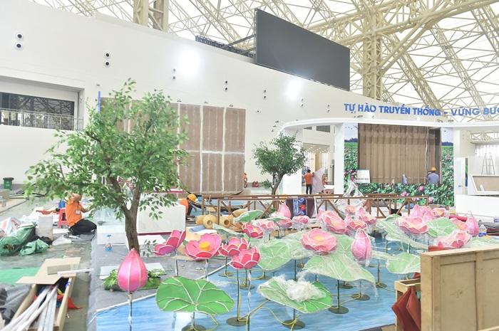 Không khí thi công khẩn trương trên 'đại công trường' Triển lãm thành tựu 80 năm Quốc khánh